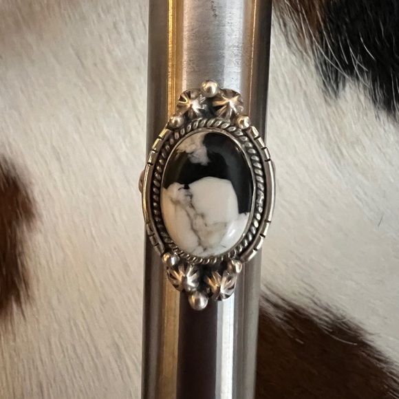❤️ White Buffalo Turquoise Oval Ring Navajo Style Matte Sterling ADJ Sz 5 to 7.5 - Picture 5 of 13